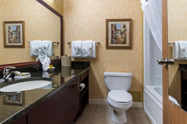 Room, 2 Queen Beds, Best Western Plus Grand-Sault Hotel & Suites 5/7