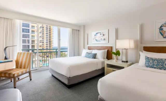 غرفة بسرير كوين وسرير كوين بإطلالة على البحر، The Singer Oceanfront Resort, Curio Collection by Hilton 2/4
