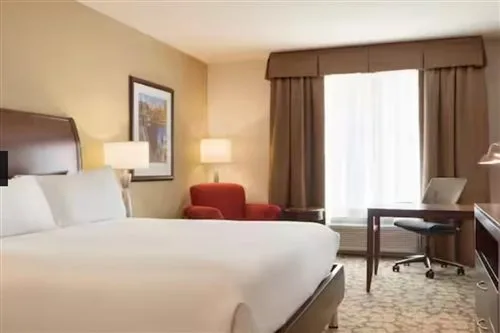 غرفة قياسية بسرير كينج، Hilton Garden Inn Boston Logan Airport 1/3