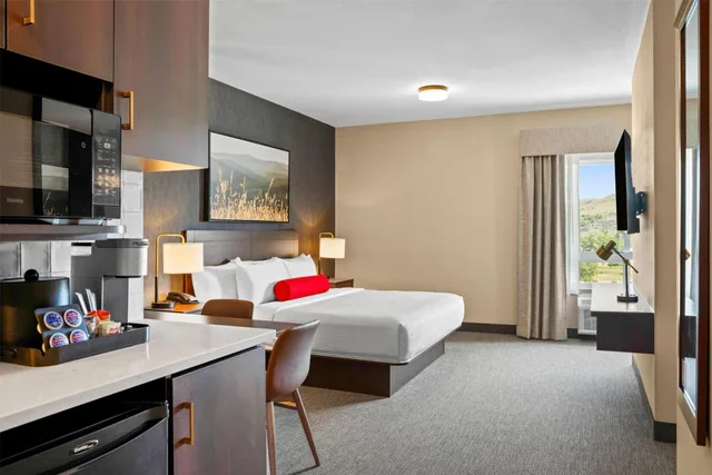 جناح عائلي بسرير كينج وسريرين منفصلين، Ramada By Wyndham Drumheller Hotel & Suites 13/18