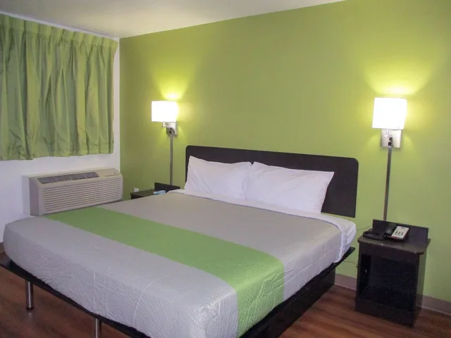 Deluxe, King Bed, Motel6 North Olmsted, OH - Cleveland 1/6