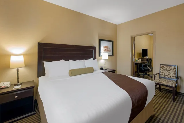 جناح بسرير كينج بغرفة نوم واحدة مع أريكة، Best Western Sunrise Inn and Suites 4/8