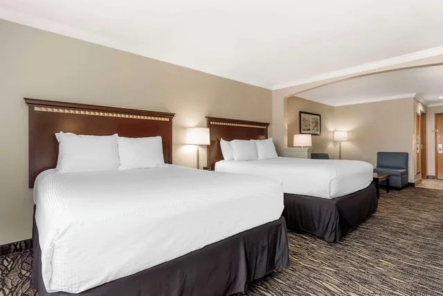 غرفة قياسية كبيرة بسريرين كوين مع أريكة، Best Western Plus Lake Worth Inn & Suites 3/5