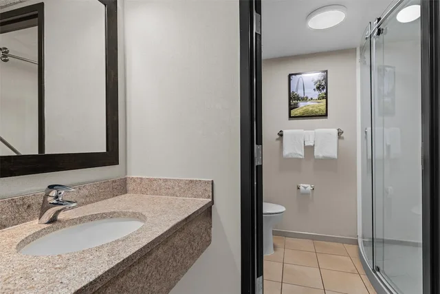 Deluxe, King Bed, High Floor, Drury Inn and Suites Creve Coeur St Louis 2/2