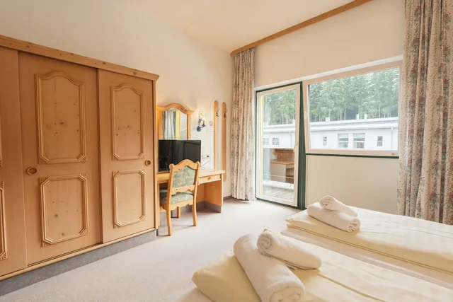 جناح تقليدي بسريرين كينج وسرير فردي بشرفة بغرفتي نوم، Gruberhof Hotel 5/10