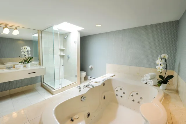 غرفة بسرير كينج بحوض جاكوزي، Holiday Inn by the Falls 5/5
