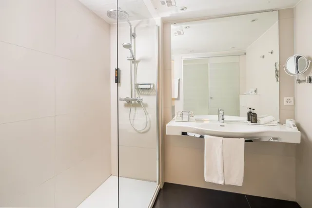 غرفة بسرير مزدوج بإطلالة على البحيرة، Seehotel Pilatus 3/3