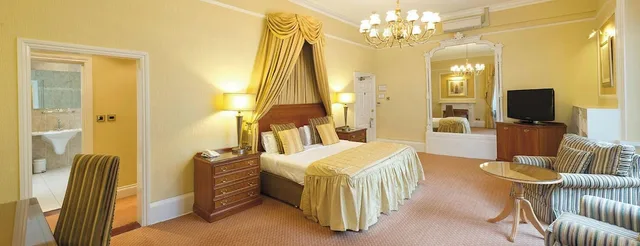 غرفة فاخرة بسرير كينج وسرير فردي، The Royal Fortescue 2/3
