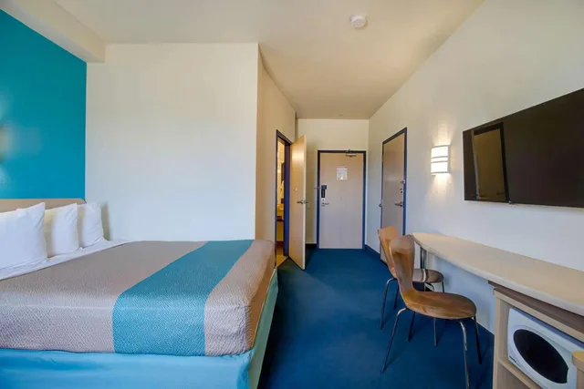 غرفة بسرير كوين للمدخنين، Motel6 Grande Prairie, AB 1/7