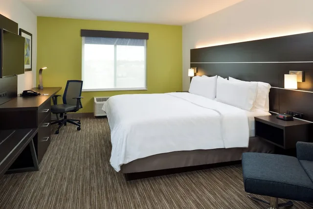 Standard, King Bed, Extra Floor Space، Holiday Inn Express Hotel And Suites Pueblo North 2/5