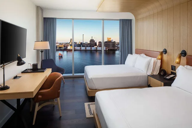 غرفة بسريرين كوين بإطلالة على النهر، Canopy By Hilton Baltimore Harbor Point 1/3