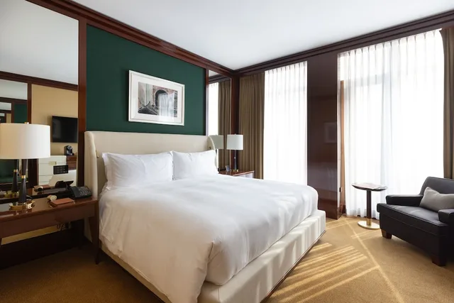 غرفة ديلوكس بسرير كينج بإطلالة على المدينة، Casa Cipriani New York 2/2