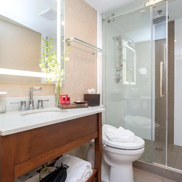 غرفة تنفيذية بسرير كينج بشرفة، Best Western Premier Chateau Granville Hotel and Suites and Conf. Centre 6/8