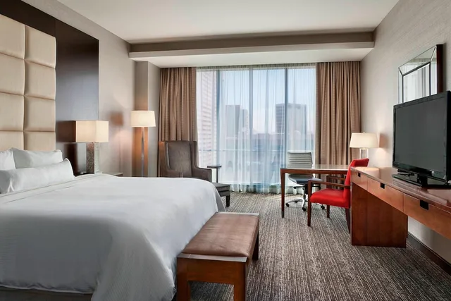 غرفة ديلوكس بسرير كينج بإطلالة على المدينة لذوي الإعاقة، Westin Phoenix Downtown 2/3