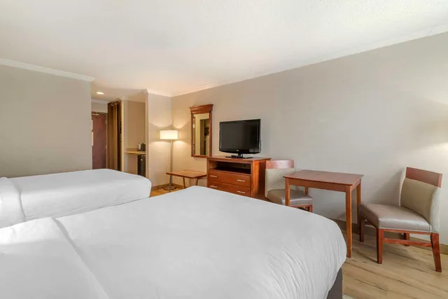 Room, 2 Queen Beds, Accessible, Syracuse Grand 4/5