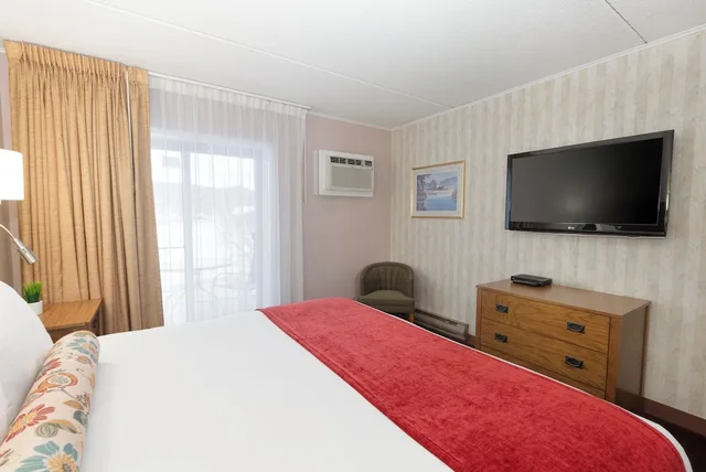 Tree, Suite, King Bed, City View, Sofa، Fireside Inn and Suites Gilford 1/4