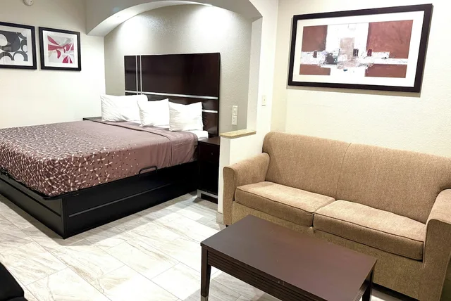 غرفة أساسية مفردة بسرير كينج مع أريكة، Regency Inn & Suites Baytown 3/8