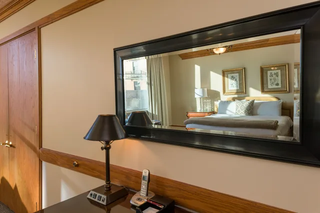 Master, Executive, Suite, King Bed, Sofa, Pet Friendly, Accessible، Haywood Park Hotel, Ascend Hotel Collection 10/10