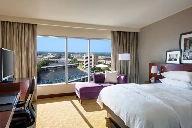 غرفة غراند بسرير كينج بإطلالة على النهر، JW Marriott Hotel Grand Rapids 3/8