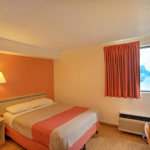 Room, Queen Bed, Accessible, Motel6 Council Bluffs, IA - Omaha East 1/10