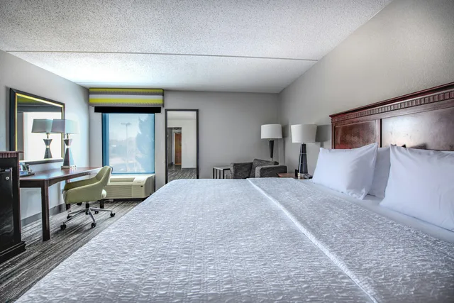 غرفة بسرير كينج مع أريكة، Hampton Inn Newport News-Yorktown 3/10