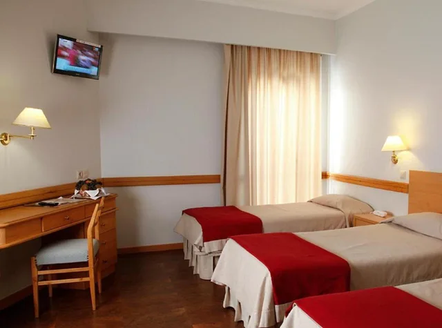 غرفة ثلاثية، Consolata Hotel 1/4