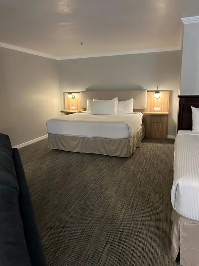 غرفة قياسية كبيرة بسريرين كينج بحوض جاكوزي، Chateau Big Bear Boutique Hotel, BW Signature Collection 2/3