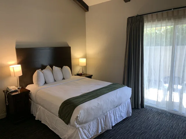 غرفة بسرير كوين، Cannery Row Inn 2/4
