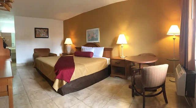 غرفة بسرير كينج، Econo Lodge Fort Myers Cape Coral 3/6