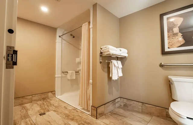 غرفة قياسية بسرير كوين لذوي الإعاقة، Best Western Plus Cairn Croft Hotel 5/7