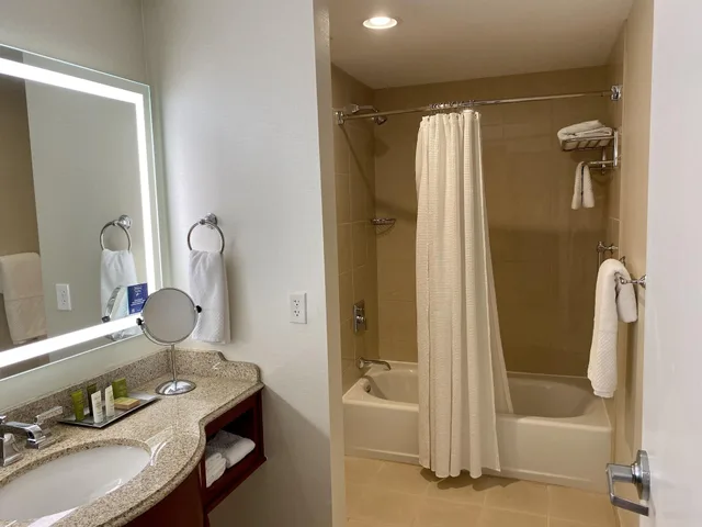 Suite, Accessible, Hilton President Kansas City 3/3