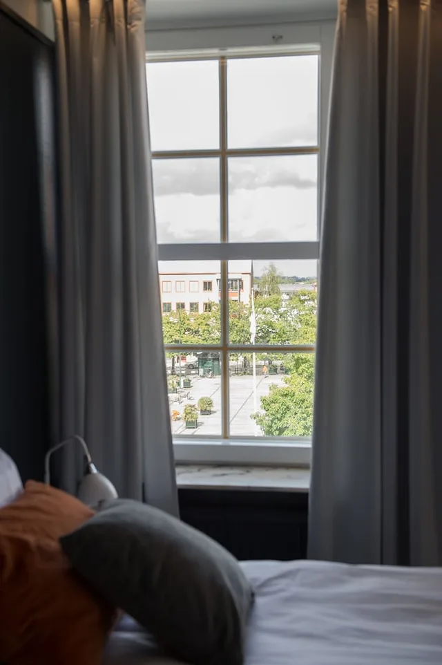 غرفة تنفيذية عائلية بسريرين منفصلين مع أريكة بمطبخ صغير، Hotel Stensson 3/10