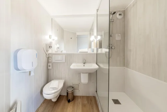 غرفة ثلاثية بسرير كوين، Comfort Hotel Evreux 4/4