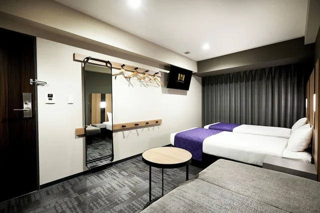 غرفة ديلوكس بسريرين منفصلين مع أريكة بحوض استحمام، hotel MONday Kyoto Karasuma Nijo 1/7