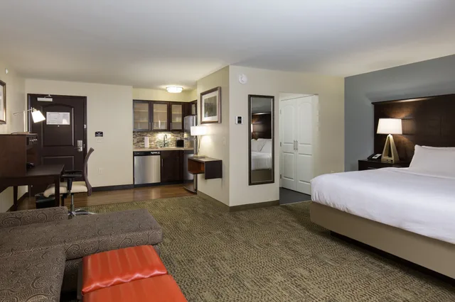 جناح استوديو بسرير كينج بمطبخ لذوي الإعاقة، STAYBRIDGE SUITES COLUMBUS POLARIS 4/8