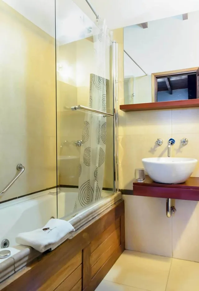 كابينة سوبيريور بسرير كينج وسريرين منفصلين مع أريكة، Boutique Hotel And Cabanas Bosque de Nahuel 6/8