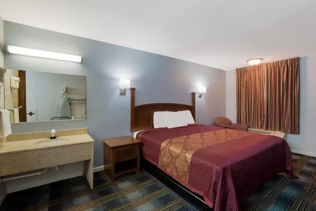 غرفة بسرير كينج بحوض استحمام، Rodeway Inn Augusta West - Fort Gordon 1/7