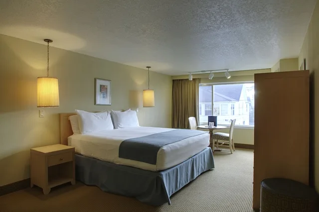 غرفة بسرير كينج بإطلالة جزئية على البحر، Hi Tide Oceanfront Inn 3/6