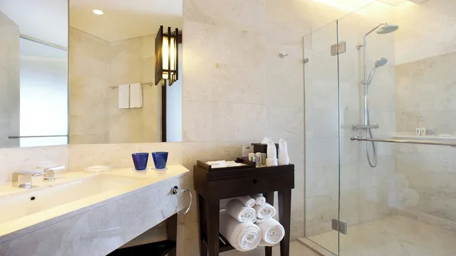 غرفة بريميوم بسرير كينج بإطلالة على المسبح، HOLIDAY INN RESORT BALI BENOA 10/10