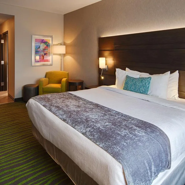 جناح بسرير كينج بحوض استحمام لذوي الإعاقة، Best Western Plus At Prien Lake Inn And Suites 1/10