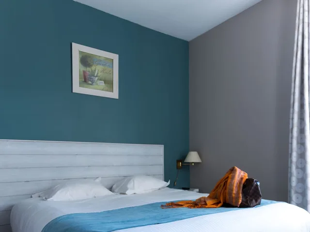جناح كومفورت بسرير كوين بغرفة نوم واحدة بحمام خاص مع أريكة، Logis Hotel Le Majestic 1/5