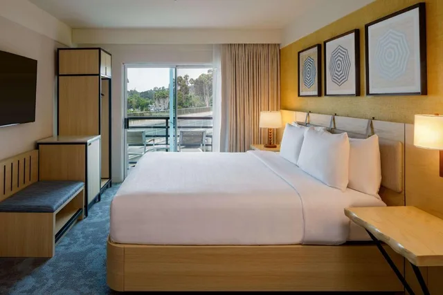 جناح ركني بسرير كينج بإطلالة على البحر بشرفة مع أريكة، Hilton Garden Inn Dana Point Doheny Beach 1/3