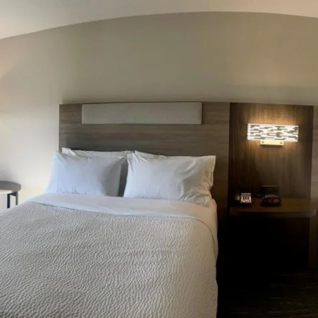 جناح بسرير كوين بغرفة نوم واحدة، Holiday Inn Express & Suites Marquette, an IHG Hotel 6/10