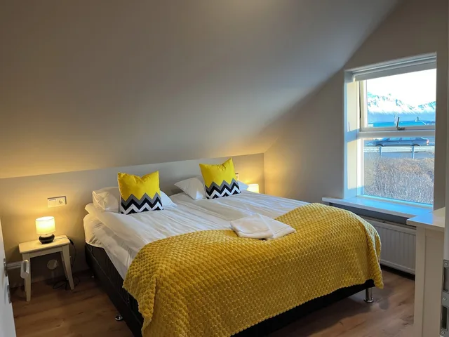 شقة بسرير كينج وسريرين منفصلين بغرفتي نوم مع أريكة، Guesthouse Hvammur 4/7