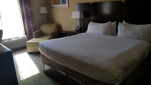 جناح بسرير كينج بمنطقة جلوس، Holiday Inn Express Hotel And Suites Perry 1/6
