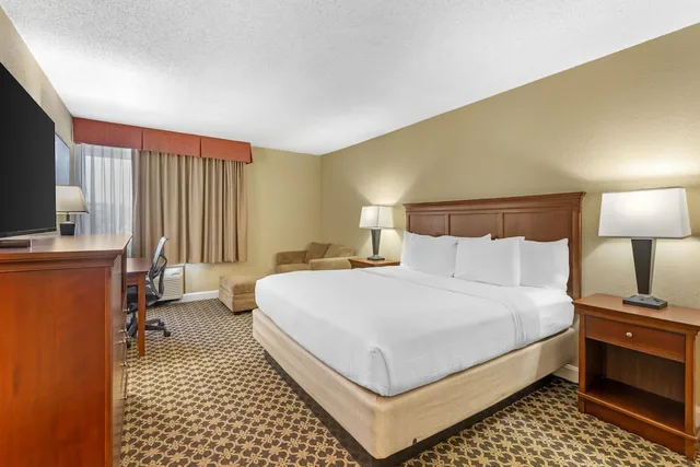 غرفة قياسية بسرير كينج مع أريكة، Best Western Plus Wooster Hotel & Conference Center 7/10