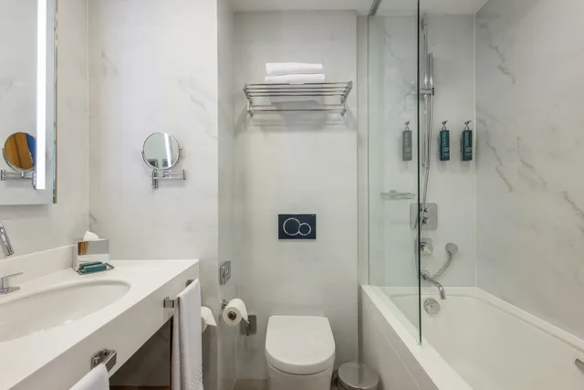 غرفة ديلوكس بسرير كينج بإطلالة جزئية على البحر، Doubletree By Hilton Hotel Istanbul - Moda 2/2