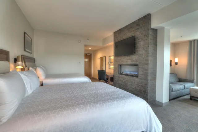 جناح بإطلالة على النهر بغرفة نوم واحدة في الطابق العلوي، Holiday Inn & Suites Pigeon Forge Convention Center (ex Econo Lodge Hotel) 2/9