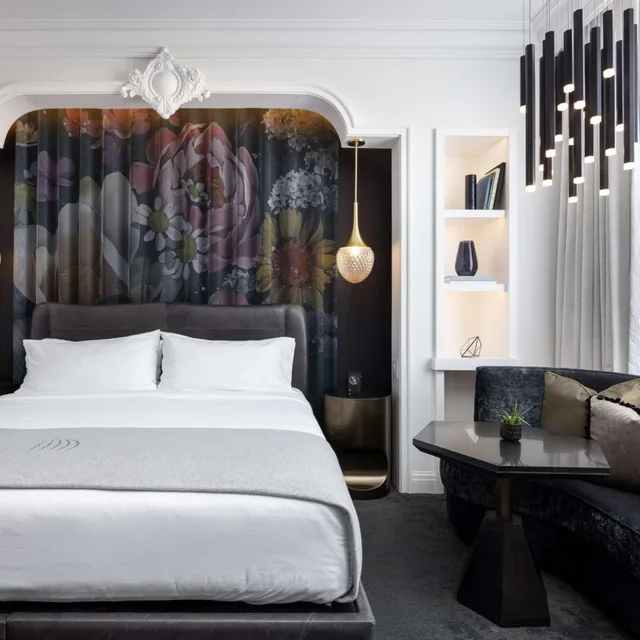 غرفة سيغنتشر بسرير كينج، Daxton Hotel Birmingham, Curio Collection by Hilton 3/4