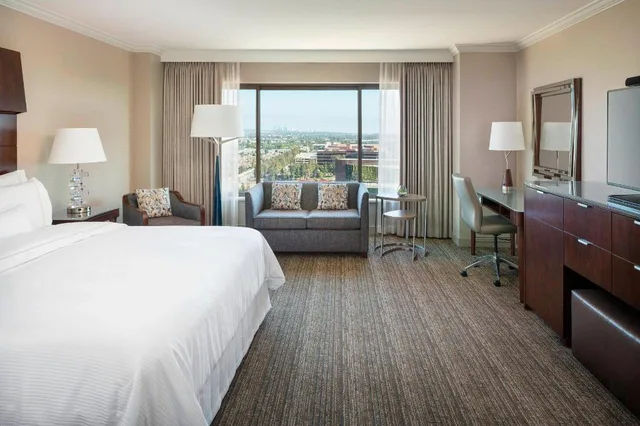 جناح فاخر بسرير كينج بغرفة نوم واحدة مع أريكة، The Westin South Coast Plaza 1/2